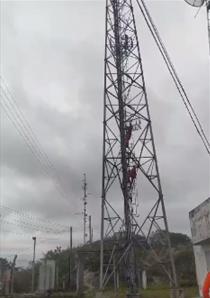 Saúde: Bombeiros resgatam homem que estava preso em torre de telefonia