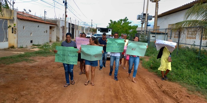 Moradores do bairro Jardim Flórida voltam a protestar: "fazemos o papel dos vereadores