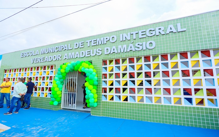 Prefeita Suzana Ramos entrega 61ª escola requalificada e ampliada e assina ordem de serviço para construção de nova escola no Sabiá II, no Salitre